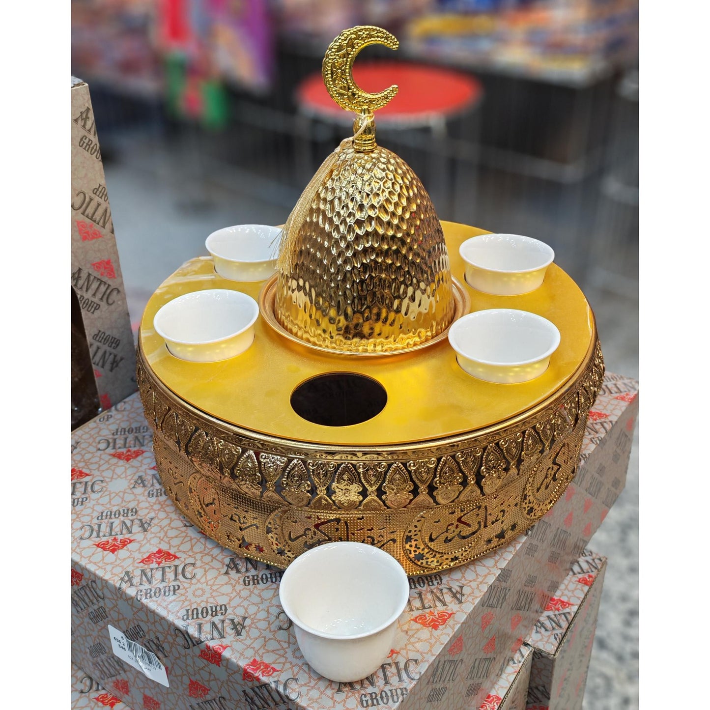 تمرية معدن مع 6 فنجان