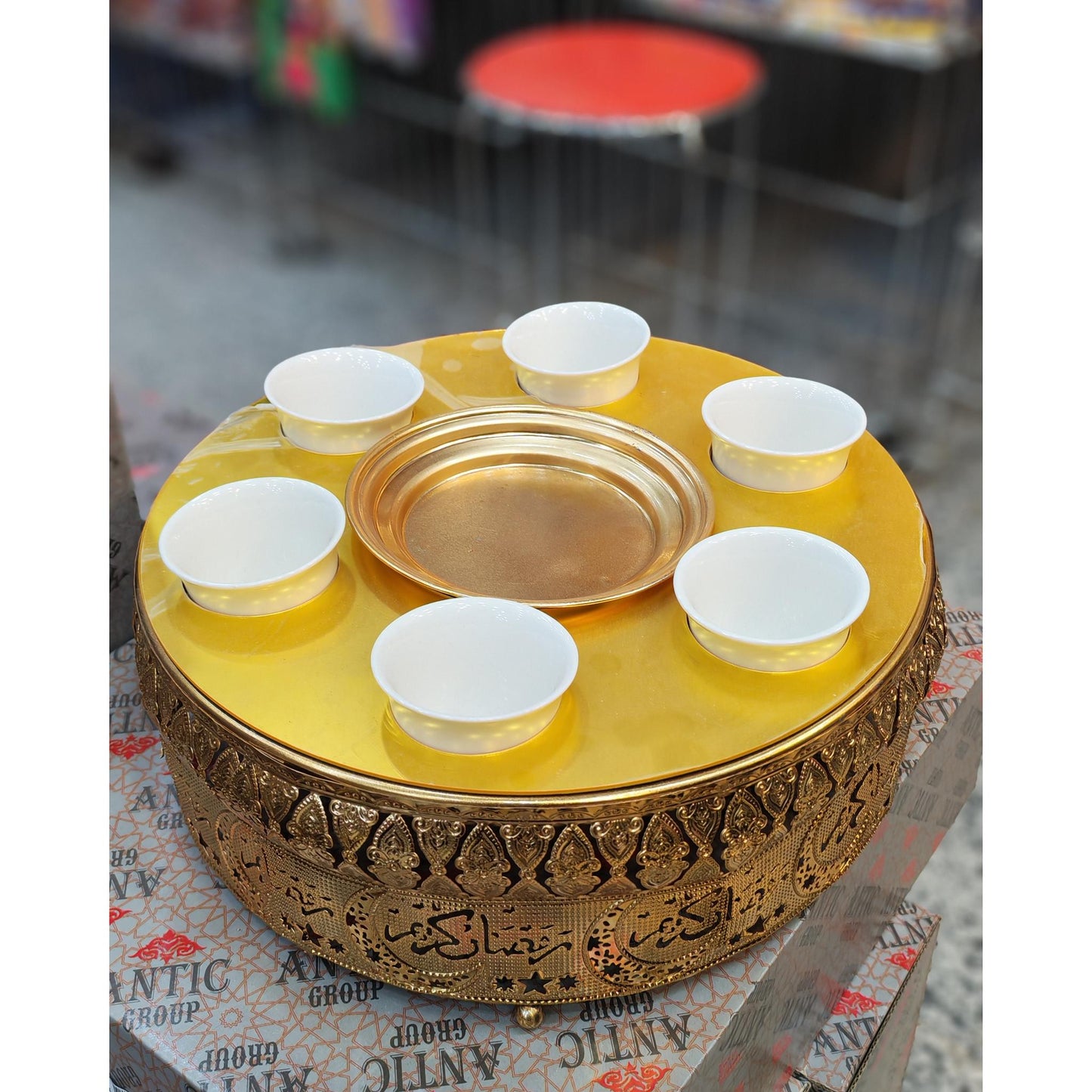 تمرية معدن مع 6 فنجان